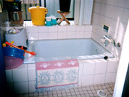 【浴室】施工前 冬冷たいタイルばり。浴槽もやや狭いタイプ。