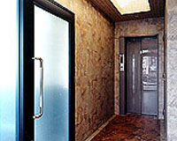 【 Aビル・1F 】エレベーター前の廊下はは大理石調の素材で高級感有る空間に仕上げました。